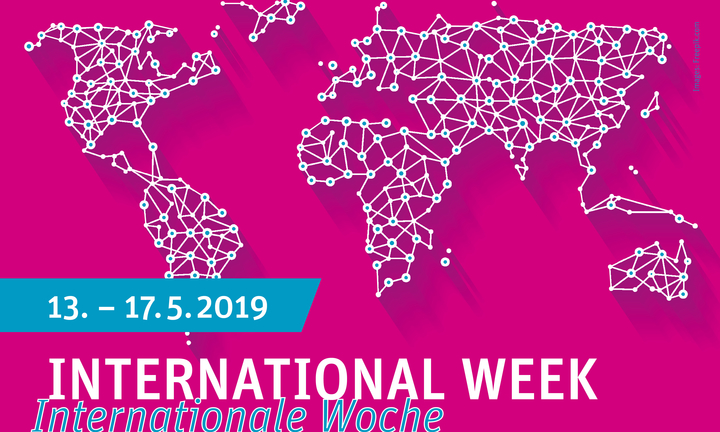 Eine stilisierte Weltkarte vor pinkfarbenem Hintergrund mit dem Schriftzug: 13.-17.5.2019 International Week