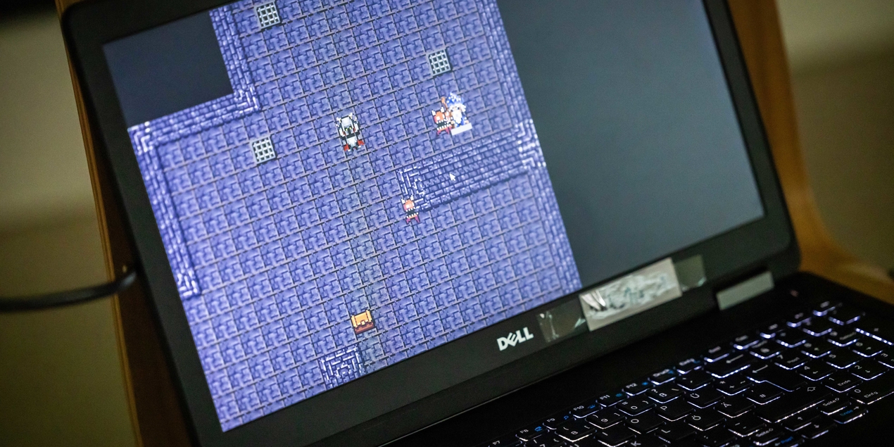 Ein Student spielt am Laptop das Spiel Dungeon